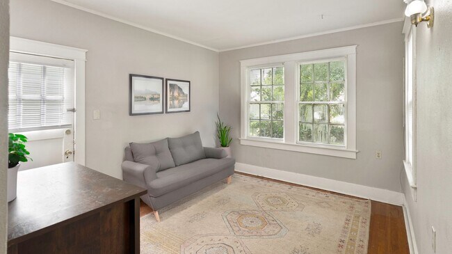Building Photo - Adorable Cottage Just Steps from LSU's Campus and the Lakes!