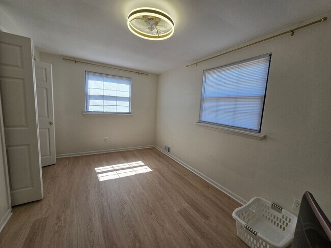 Building Photo - 454 Colonial Dr