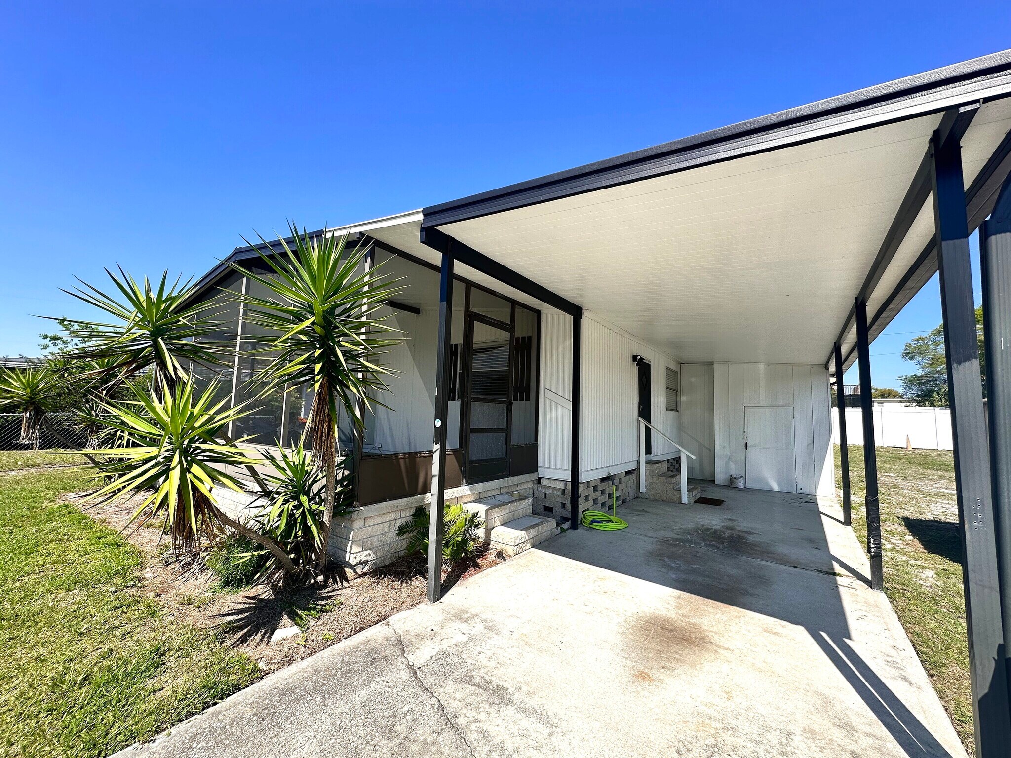 Building Photo - 1815 Woodcrest Dr