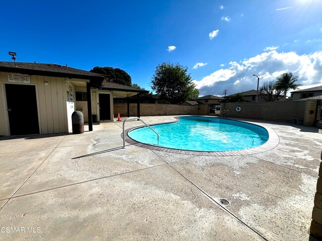 Building Photo - 2002 Calle La Sombra