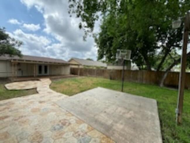Building Photo - Inside loop 410/ Single story