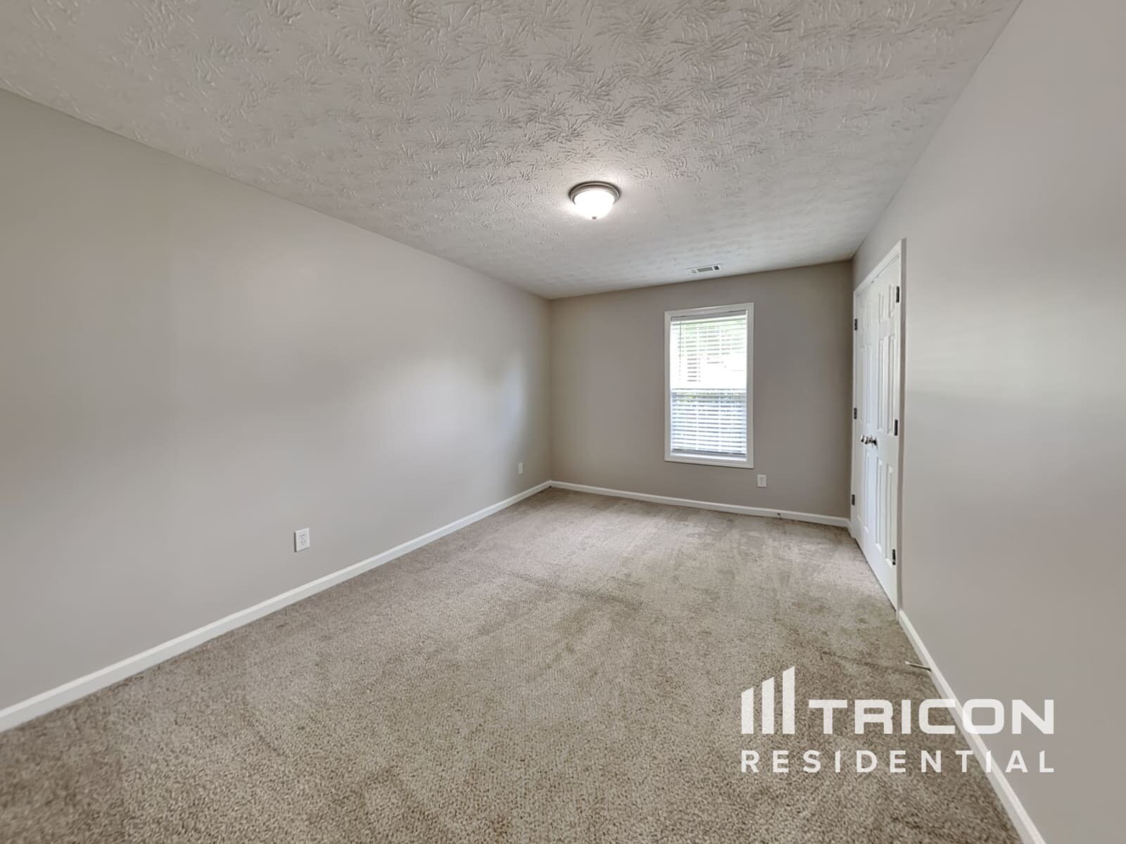 Building Photo - 347 Royal Oaks Dr
