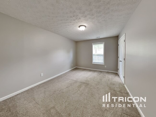 Building Photo - 347 Royal Oaks Dr