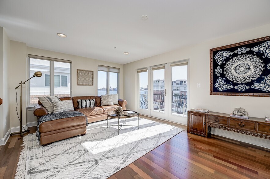 Building Photo - 621 Ponte Villas N