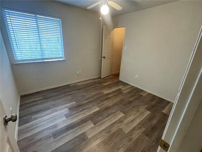 Building Photo - 613 Stallion Dr