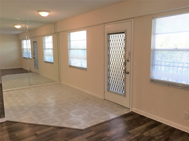 Building Photo - 551 SW 135th Ave