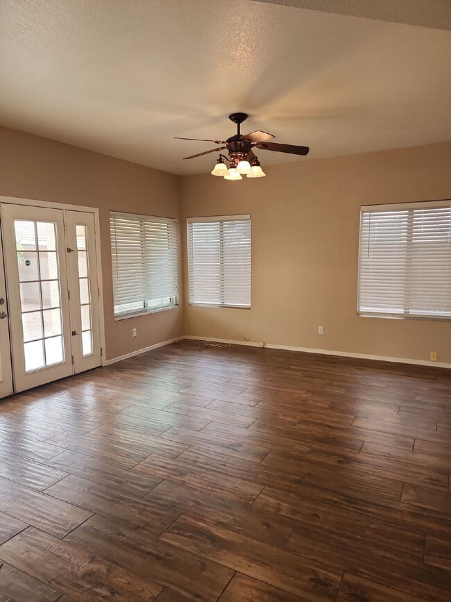 Building Photo - "Spacious 4-Bedroom Glendale Gem with Granite Elegance - 2018 Sq Ft of Comfort!"