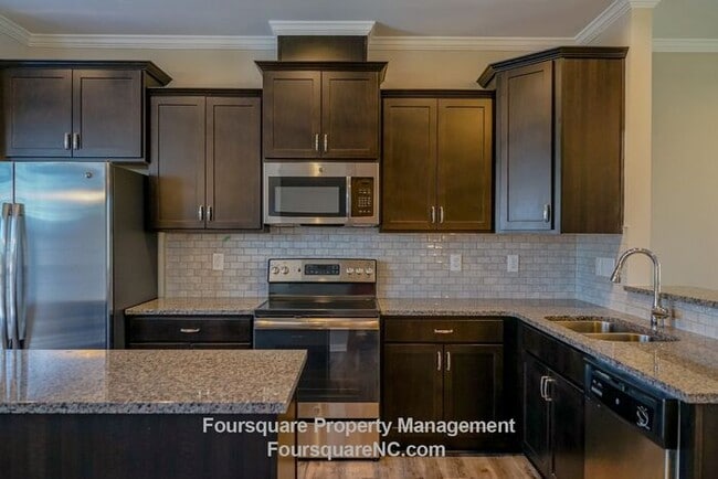 Building Photo - Townhome | First Floor Bonus Room | Single...