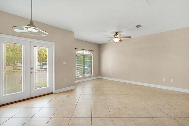 Building Photo - Charming 2-Bed, 2.5-Bath Townhouse Retreat in the Heart of Fort Walton Beach!