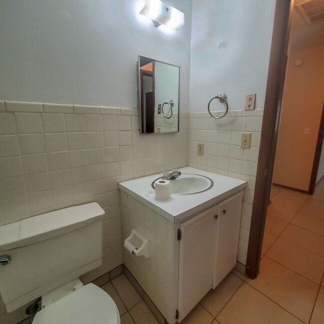 Building Photo - 2429 N Market Ave