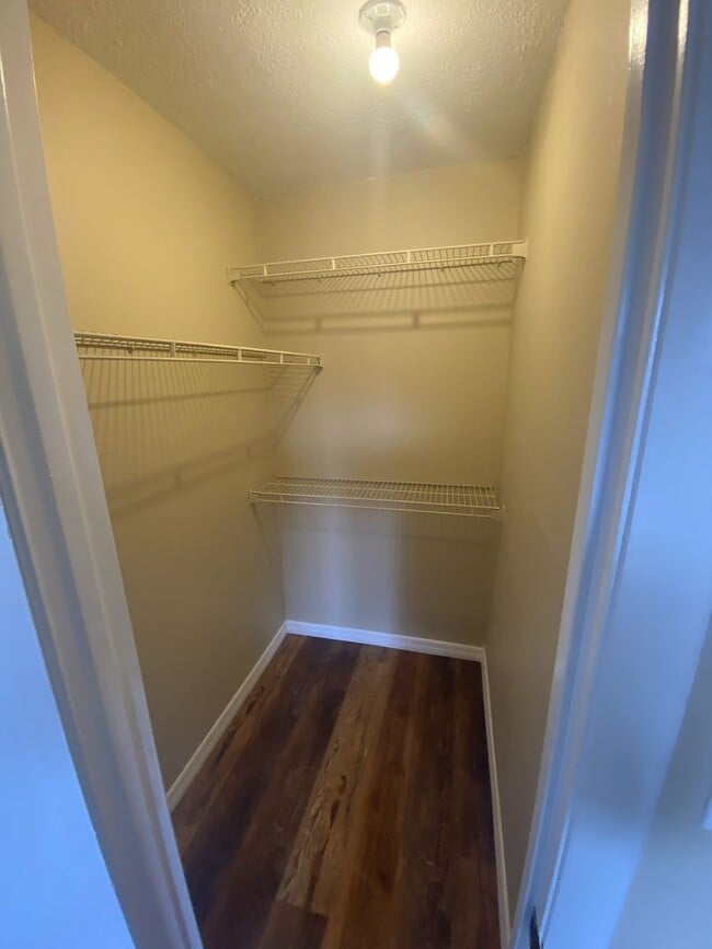 Building Photo - 2 Bed 2 Bath Condo with fireplace!!!