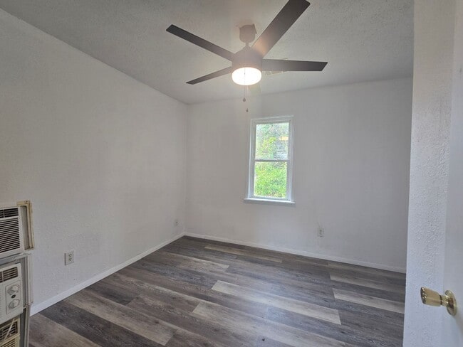 Building Photo - 1 Bedroom 1 Bath Home in Shawnee!