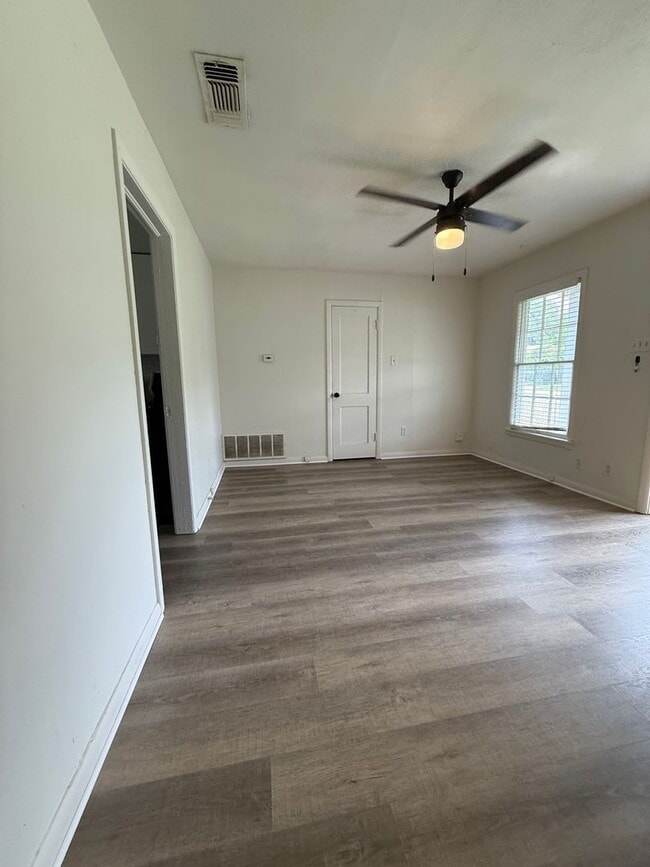 Building Photo - 2/1 COMING SOON -NEWLY RENOVATED