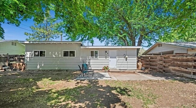 Building Photo - 1325 E 5th N