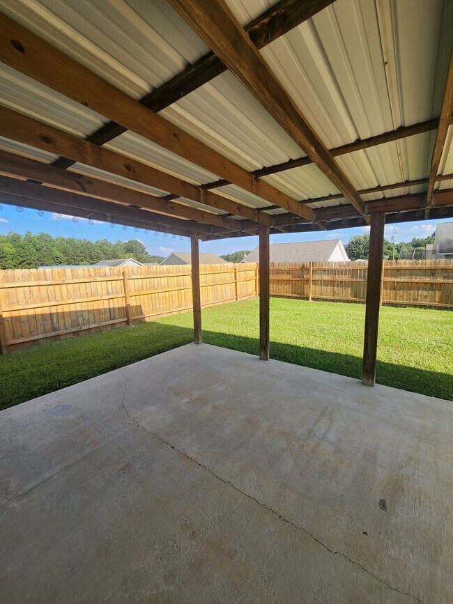 Building Photo - Cozy 3 Bed 2 Bath Home Available Now