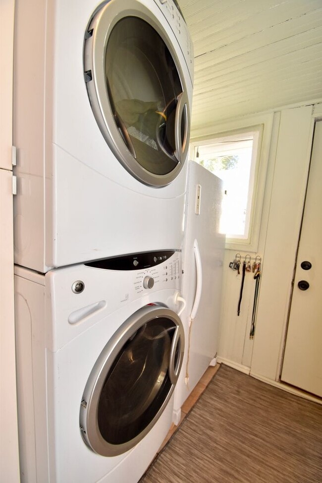 Building Photo - Cute 2 Bed 1 Bath Home in Salt Lake City!