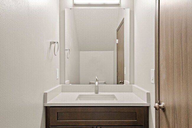 Building Photo - Modern Valley Town Home!