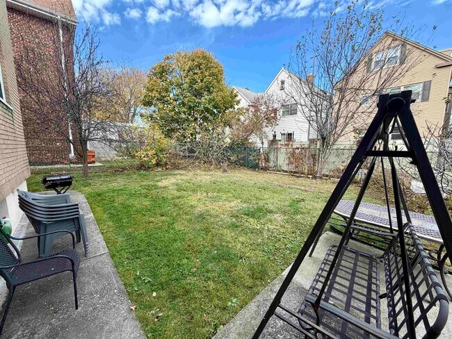 Building Photo - 77 W 50th St