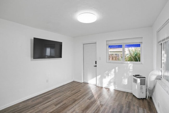 Building Photo - 1416 SW 27th St