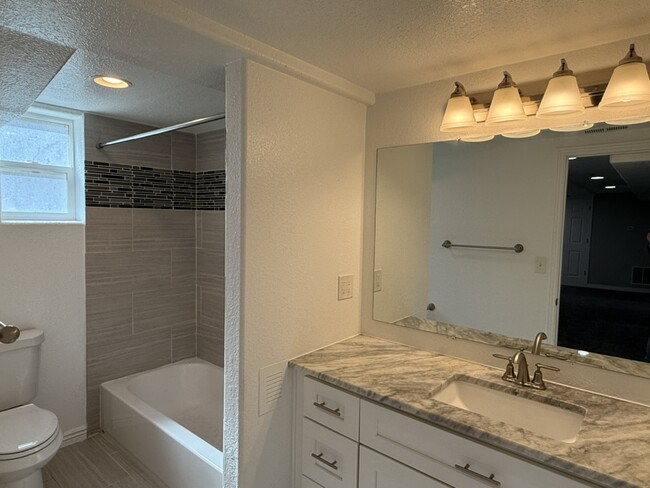 Large Bathroom - 3801 S Lincoln St