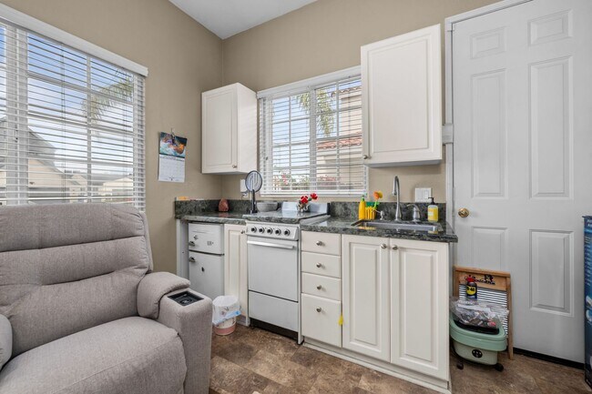 Building Photo - Expansive estate style home - 5 minute drive to SDSU!