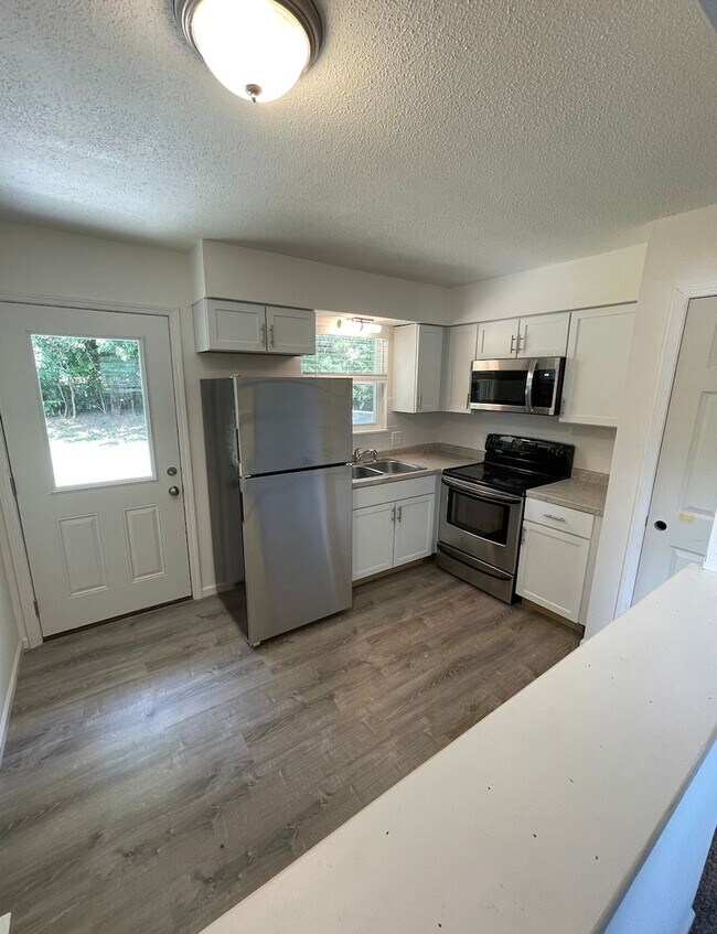 Building Photo - Two Bedroom Unit Available For Rent!