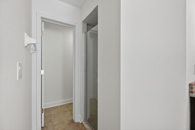 Building Photo - Gated Community!
