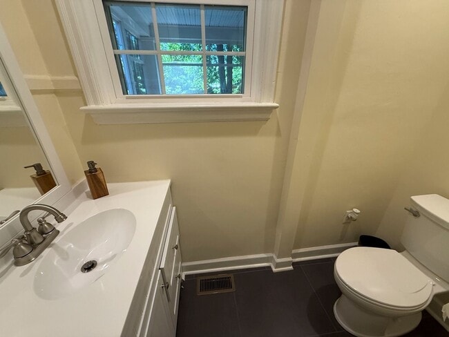 Building Photo - Beautiful 3BR/1.5BA Home in Newport News, VA - Move-in Ready!
