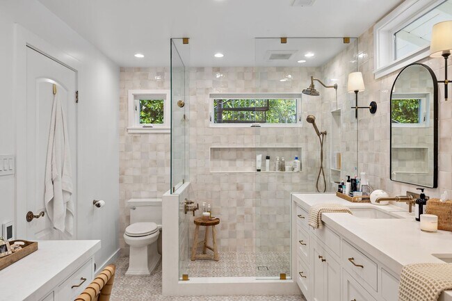 Building Photo - 806 S Ola Vista