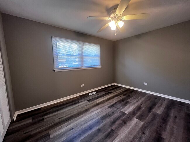 Building Photo - 516 Lincoln Ln