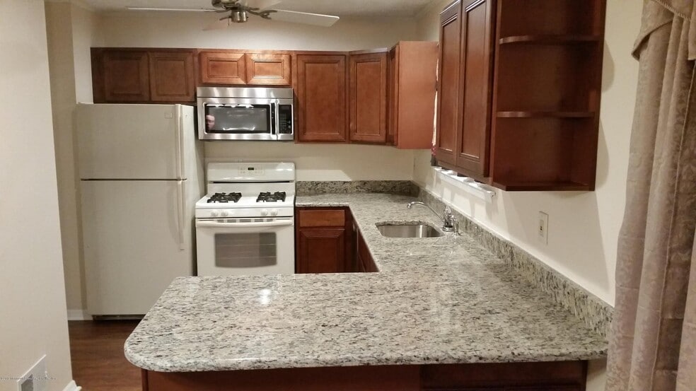 Building Photo - 744 Spray Ave