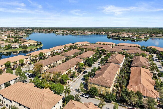 Building Photo - Gorgeous Townhome in Parkland