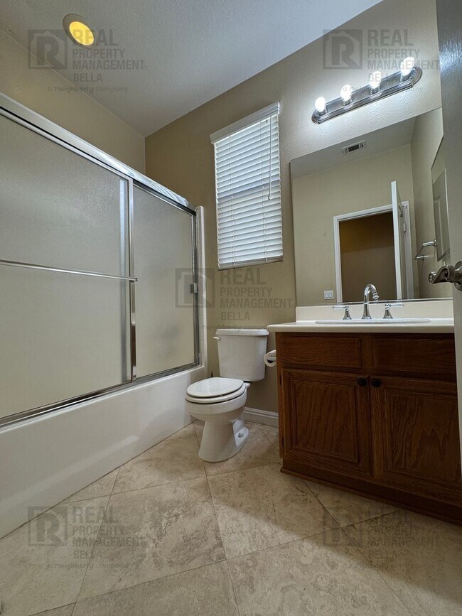 Building Photo - Ideal Layout! 4 Bedroom Home with Main Floor Bed/Bath & Open Loft