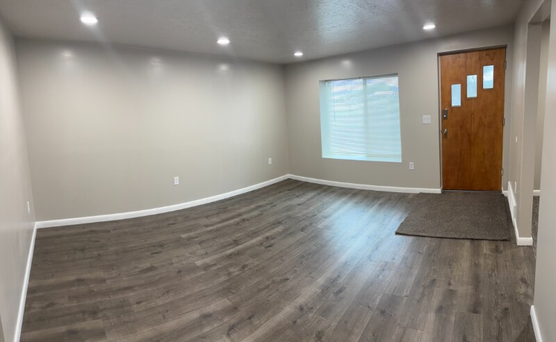 Primary Photo - 390 Center St