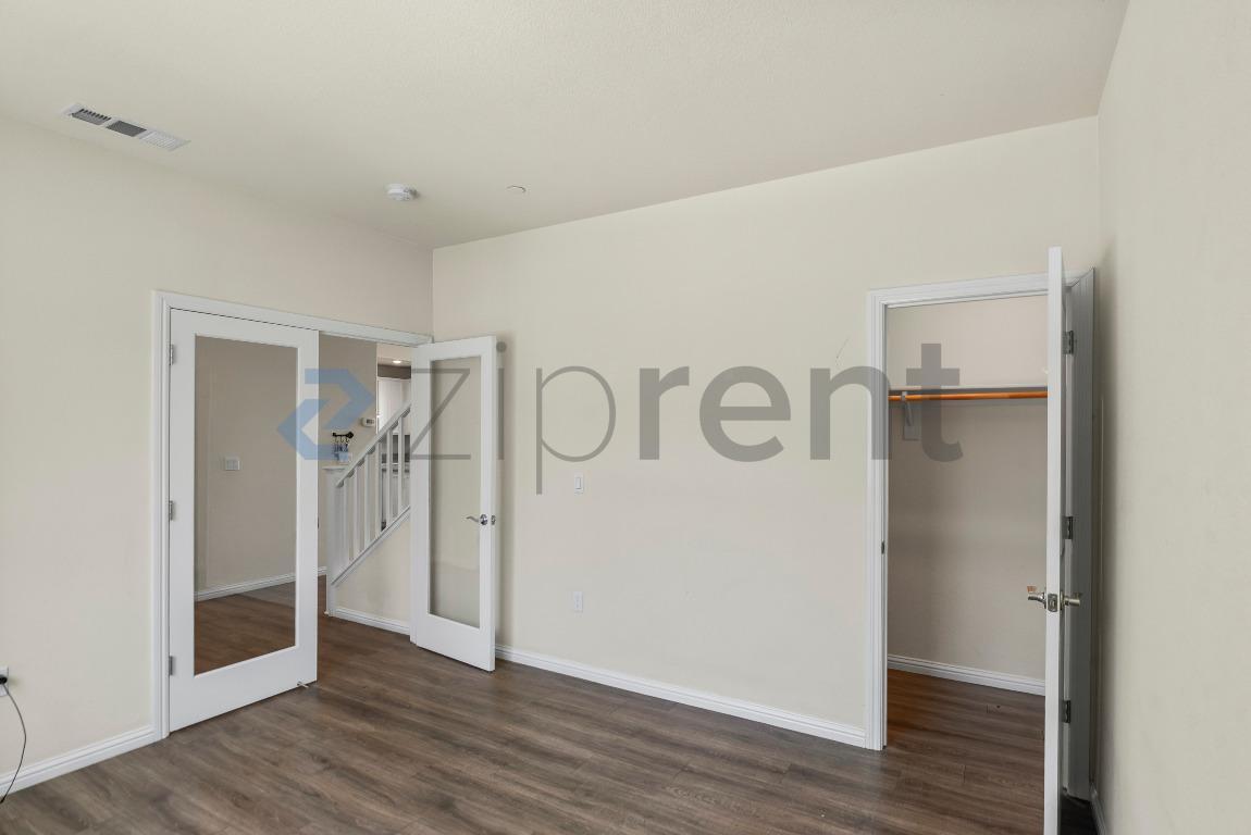 Building Photo - Unit