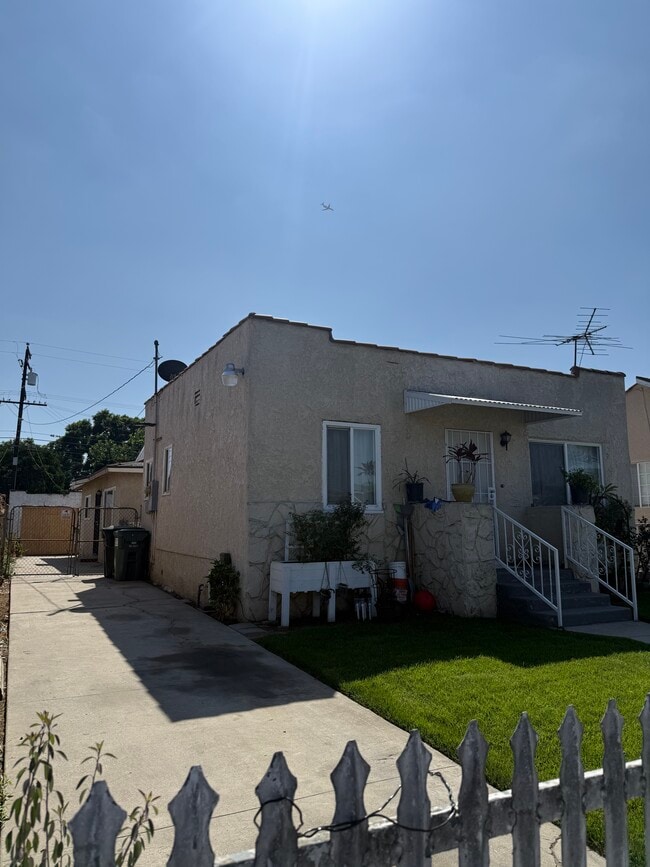 Building Photo - 1250 E 87th St