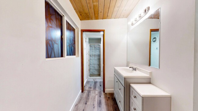 Building Photo - Available April 1 in Richmond Highlands