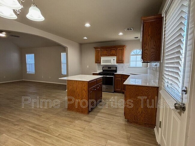 Building Photo - 10333 E 112th St S