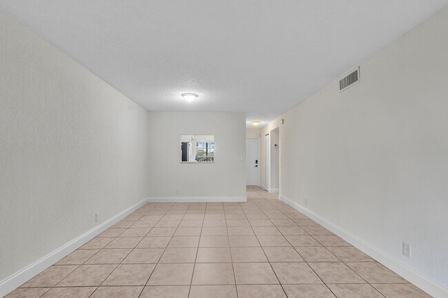 Building Photo - 2510 Riverside Dr