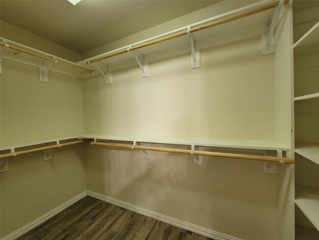 Building Photo - 9717 Sinclair St