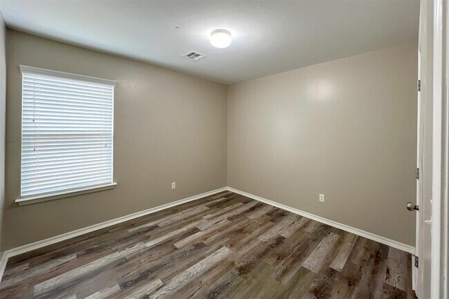 Building Photo - 737 Christian Ln
