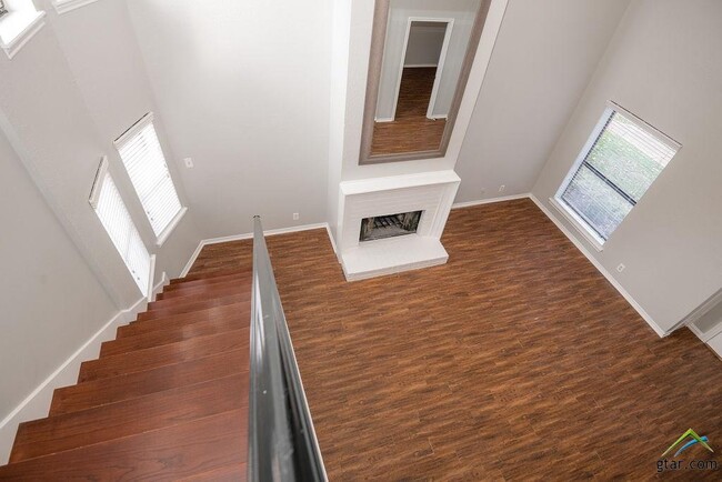 Building Photo - 5917 Hollytree Dr