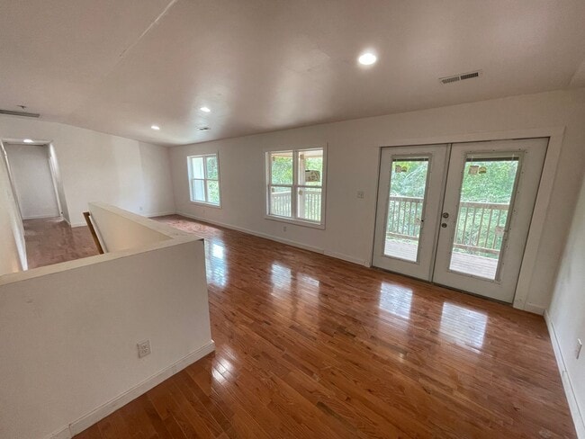 Building Photo - Big and Beautiful House with attached 1br ...