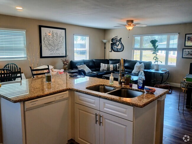 Building Photo - 12080 Moss Dr
