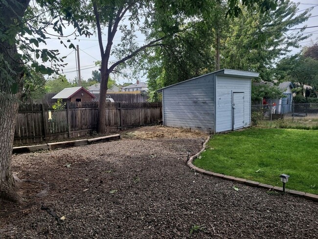 Building Photo - Welcome to this Charming 3 bedroom, 2 bath...