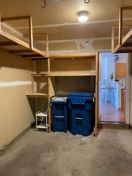 garage attached storage - 2240 Ranchview Ln N