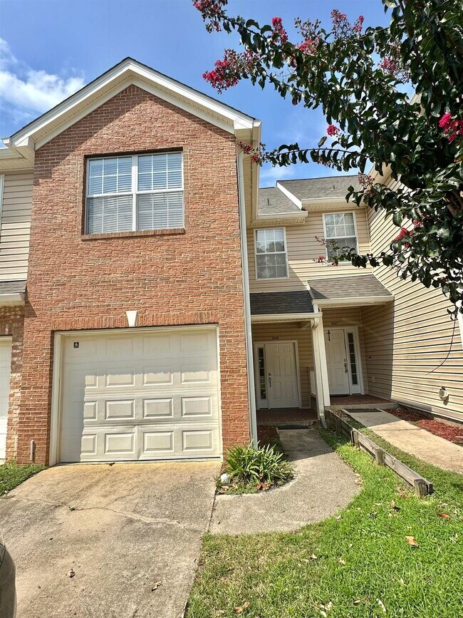 Building Photo - 1320 Hendrix Rd