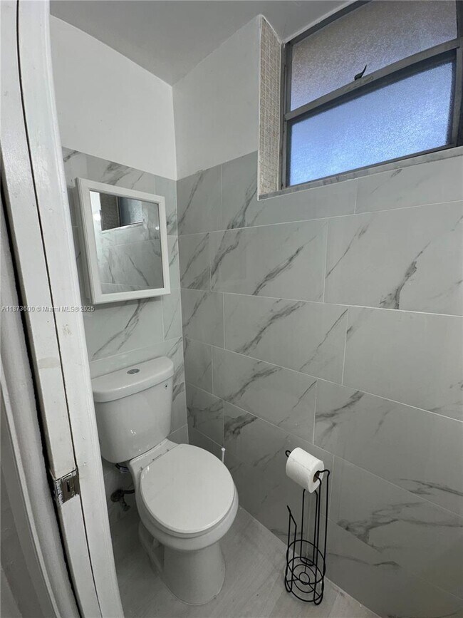 Building Photo - 20200 NE 29th Ct