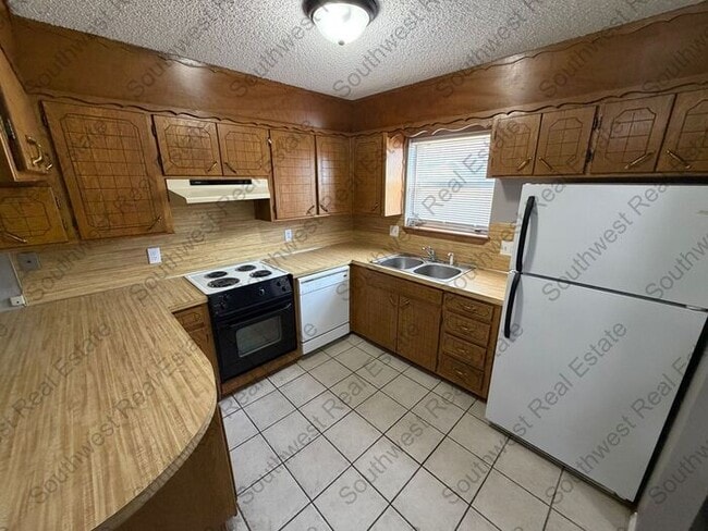 Building Photo - Spacious 3 bedrooms 2 baths home with 2 car garage