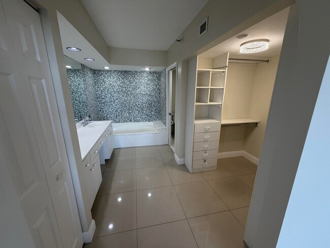 Building Photo - 3530 Mystic Pointe Dr